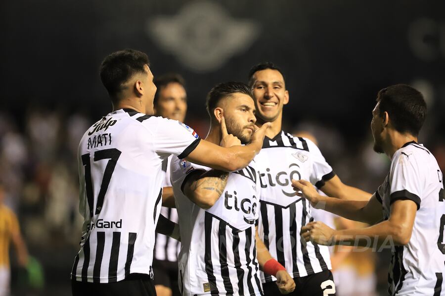 El goleador Héctor Villalba festeja su conquista junto a Matías Espinoza, Marcelo Fernández y Hernesto Caballero en la victoria de Libertad
ante Guaraní.FOTO:ROBERTO ZARZA