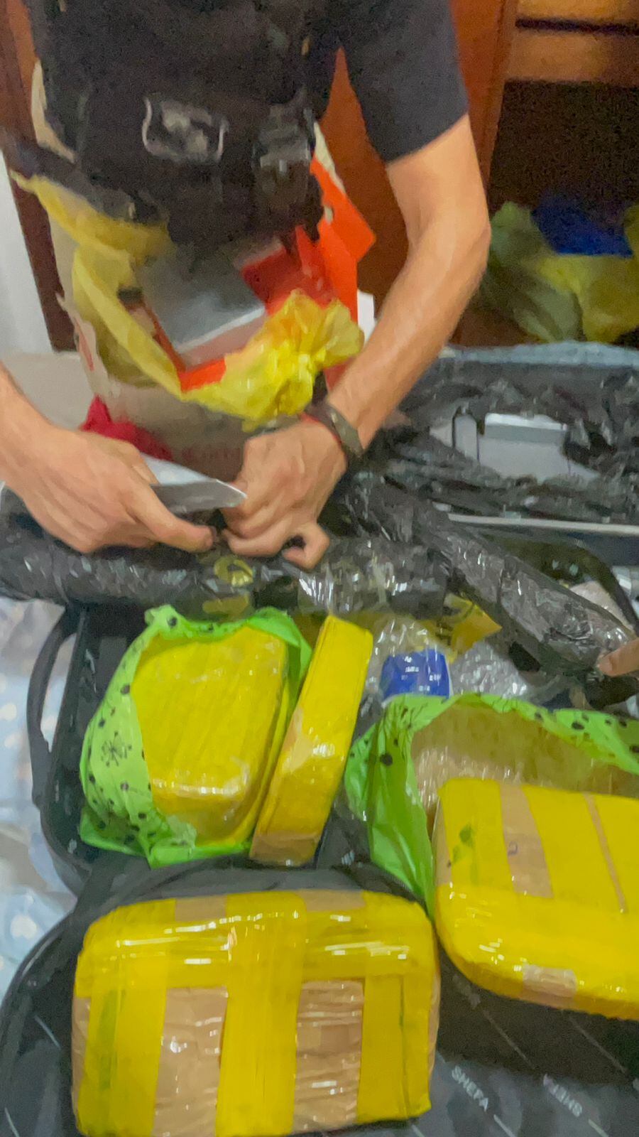 En un operativo conjunto entre la Policía Nacional y la Fiscalía, allanaron lujoso edificio en Ciudad del Este e incautaron 85 kilos de drogas y armas de grueso calibre. Foto: Gentileza.