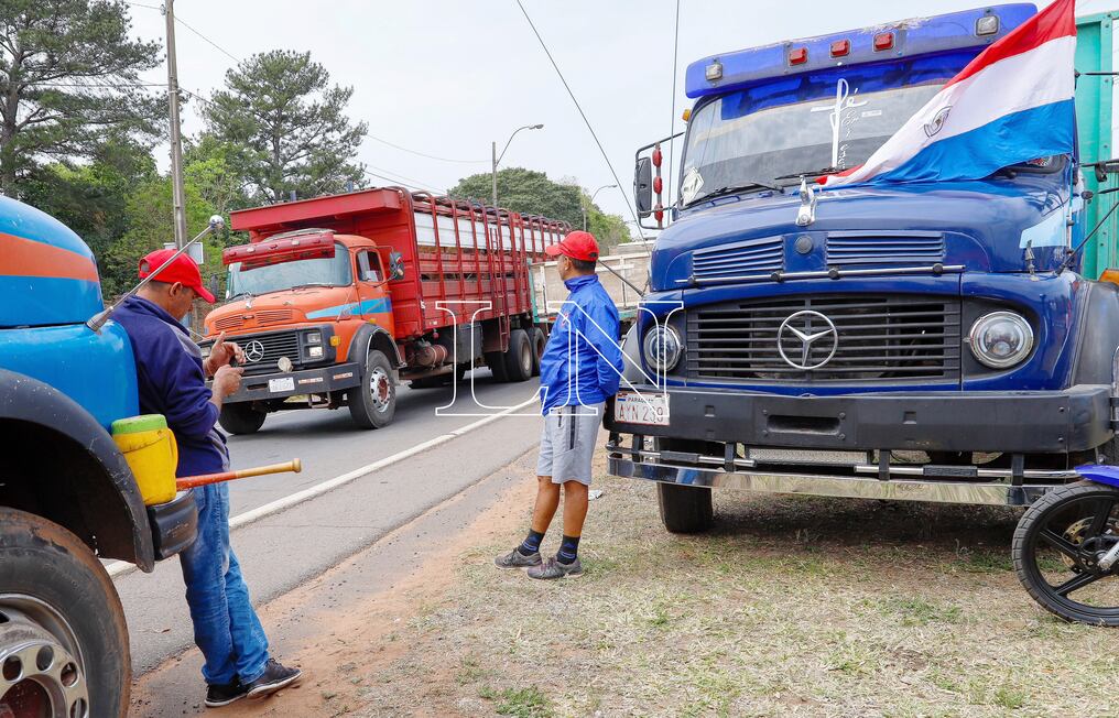 Camioneros aguardan respuestas por parte del nuevo presidente de Petropar sobre el pedido de rebaja del combustible. Foto: Christian Meza. 