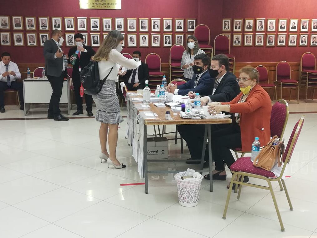 Los candidatos a ocupar la titularidad de la Asociación de Magistrados Judiciales del Paraguay son Enrique Mongelós y Ángel Daniel Cohene. Foto: Aldo Ynsfrán.