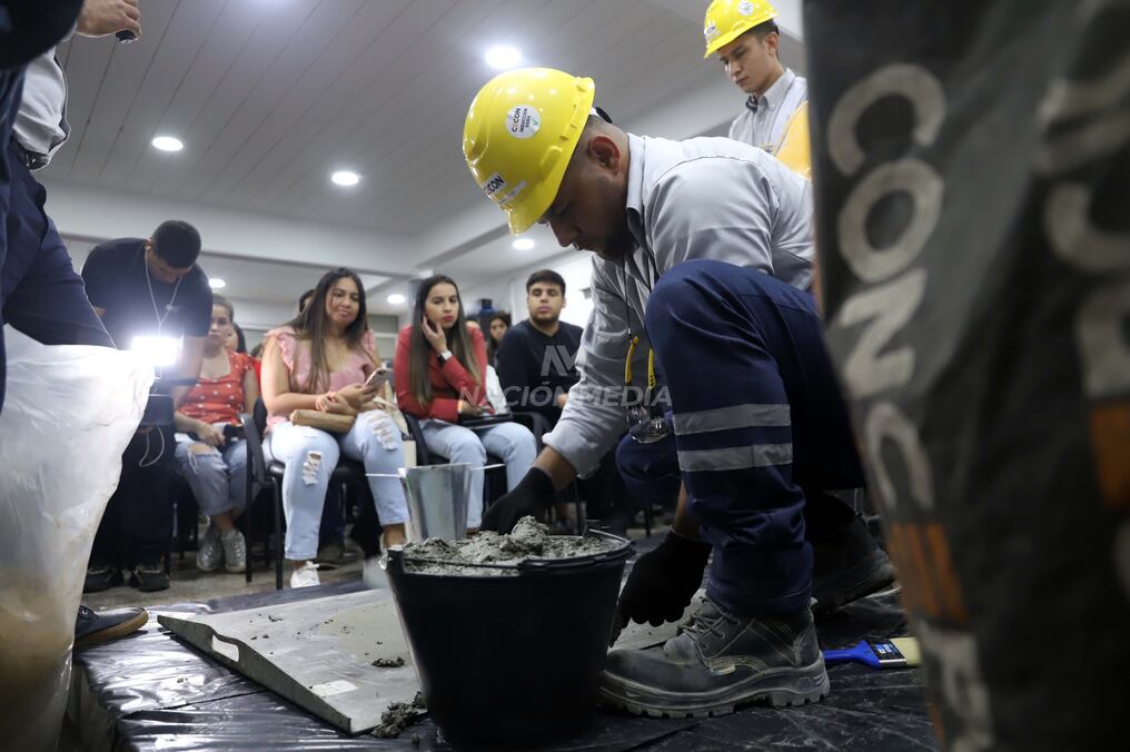 El uso y aplicación del cemento F32 y F40 de Cecon fue demostrado ante profesionales del sector de la construcción, empresarios e invitados especiales. Foto: Jorge Jara