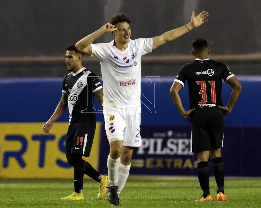 Facundo Bruera festeja su gol, que le dio el empate a Nacional.FOTO:EDUARDO VELÁZQUEZ