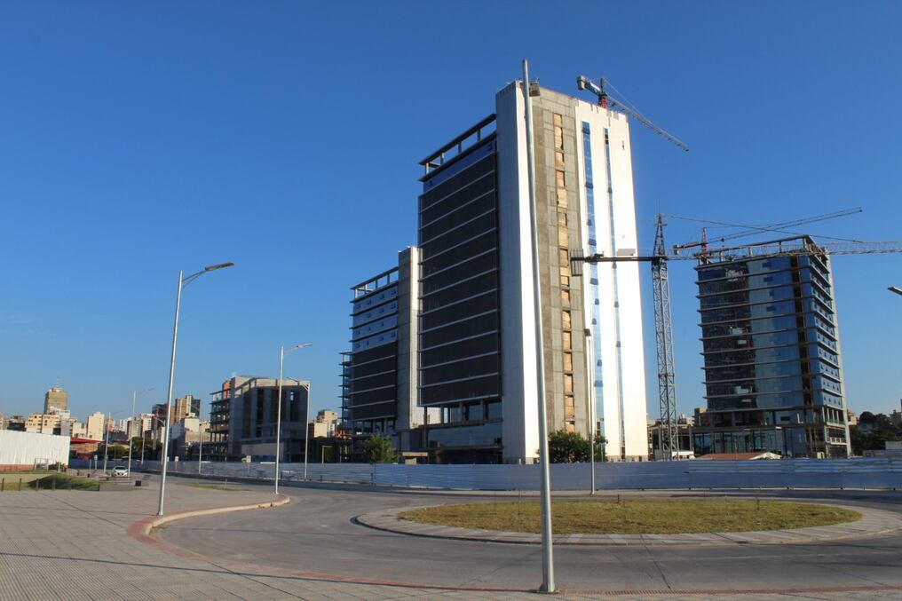 En toda la obra continúan los trabajos de terminación de albañilería, colocación de perfilería de aluminio e instalación de los sistemas de aire acondicionado, sanitario y eléctrico, y cielorraso en los diferentes edificios. Foto: Gentileza.