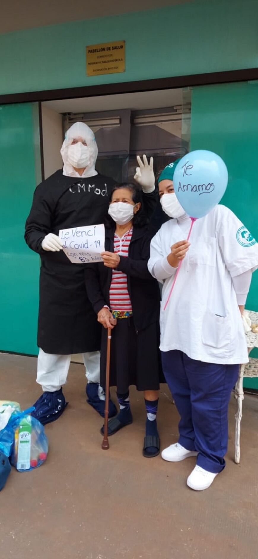 Cada recuperación es motivo de celebración, como el caso de una paciente de 83 años, que estuvo internada durante 5 días en el Hospital Integrado de Encarnación. Foto: Gentileza.
