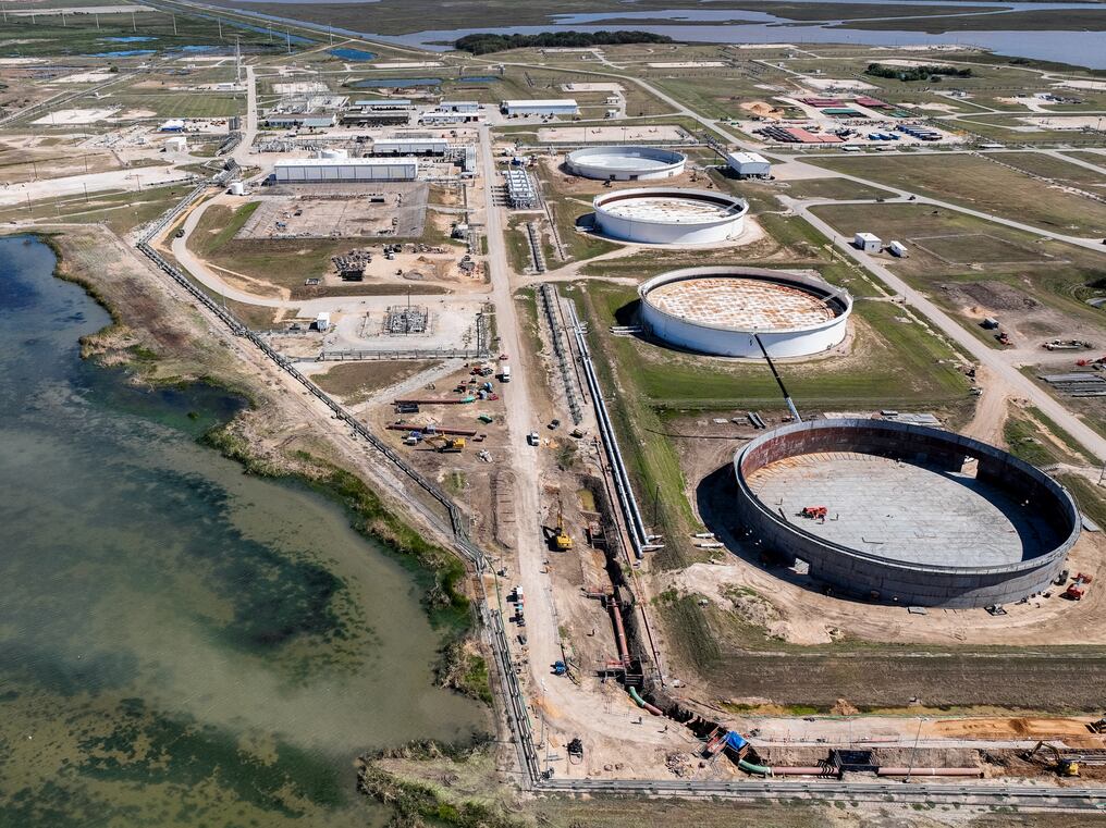 Los valores internacionales del crudo rondaron registros de principios del 2022, afectados por rumores de ajustes de la OPEP. Foto: AFP.