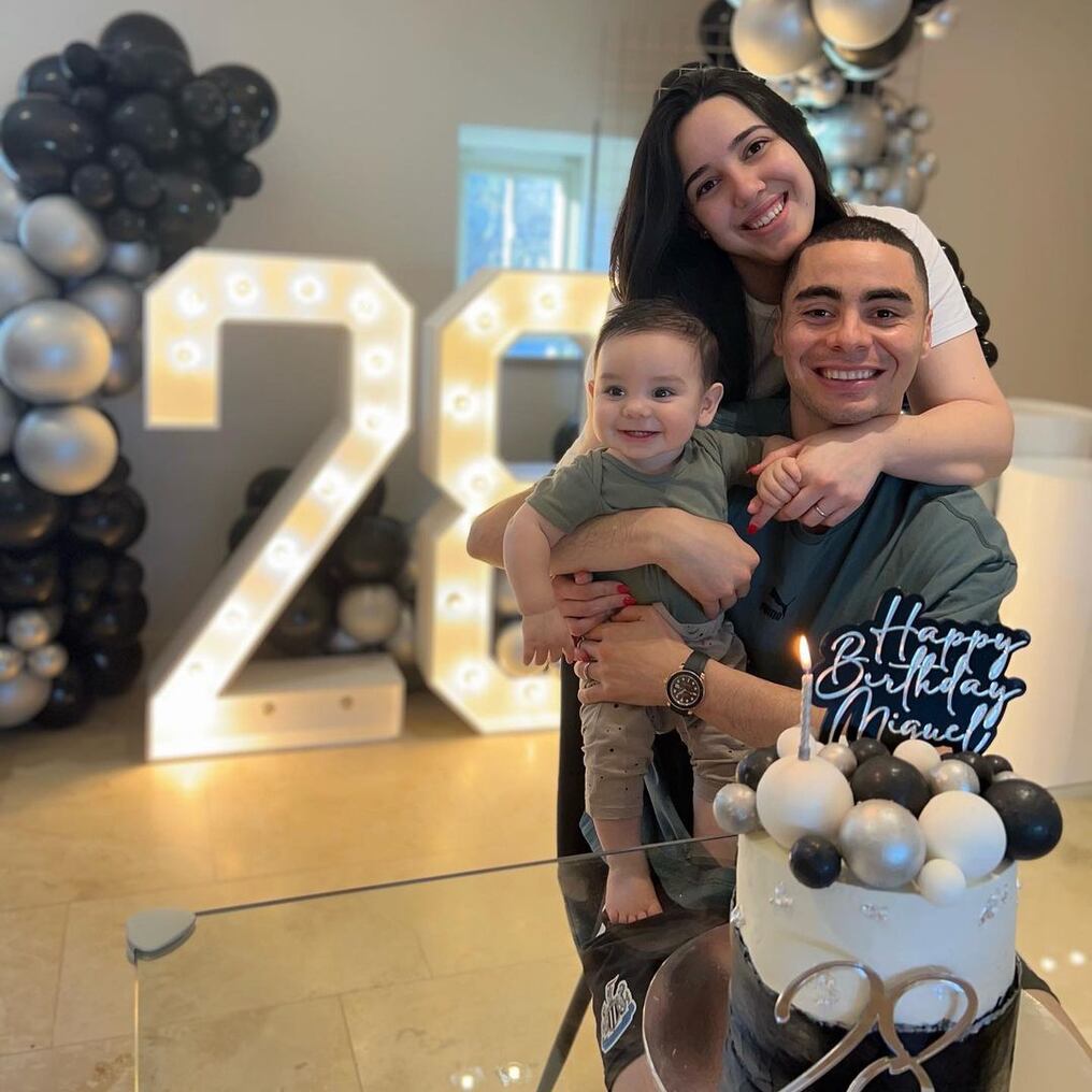 El seleccionado albirrojo y mediocampista del Newcastle United festeja hoy sus 28 años junto con su esposa Alexia y su hijo Francesco y otros familiares. Foto: Gentileza.