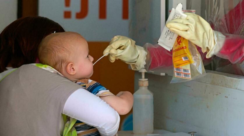 Salud Pública detalló que de los nuevos contagiados, el 70% son personas es de la franja etaria de 20 a 40 años, el 5% niños y el resto adultos mayores. Foto: AFP/Ilustrativa.