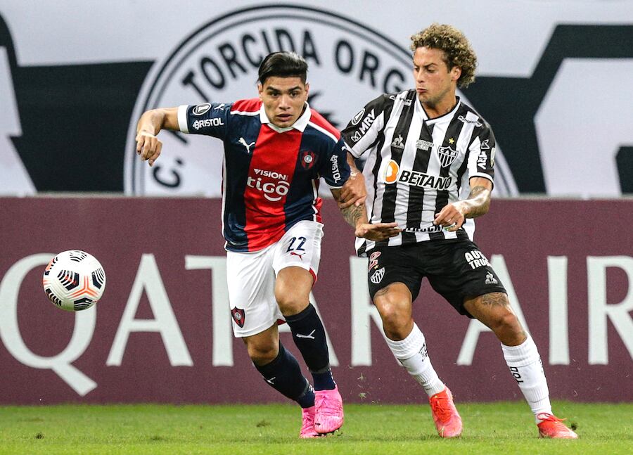 Claudio Aquino (izquierda) estuvo sin su explosión acostumbrada y generó poco para Cerro Porteño, que fue goleado en Brasil.FOTO:CONMEBOL