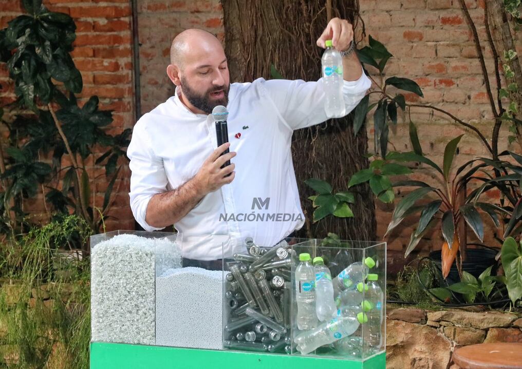 El proceso de reutilización de botellas de plásticos PET lleva 4 pasos y los primeros 3 lo realizan otras empresas aliadas. Foto: Nadia Monges.