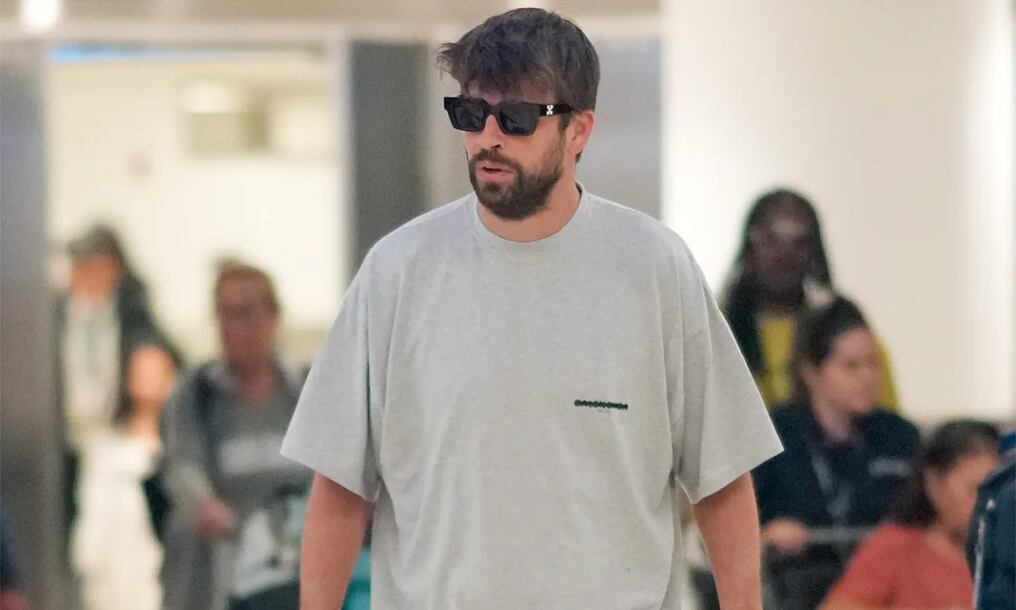 Con gafas oscuras y expresión seria, así llegó Piqué al aeropuerto de Miami -por primera vez- desde la mudanza de su ex Shakira y sus hijos. Foto: Gtresonline.