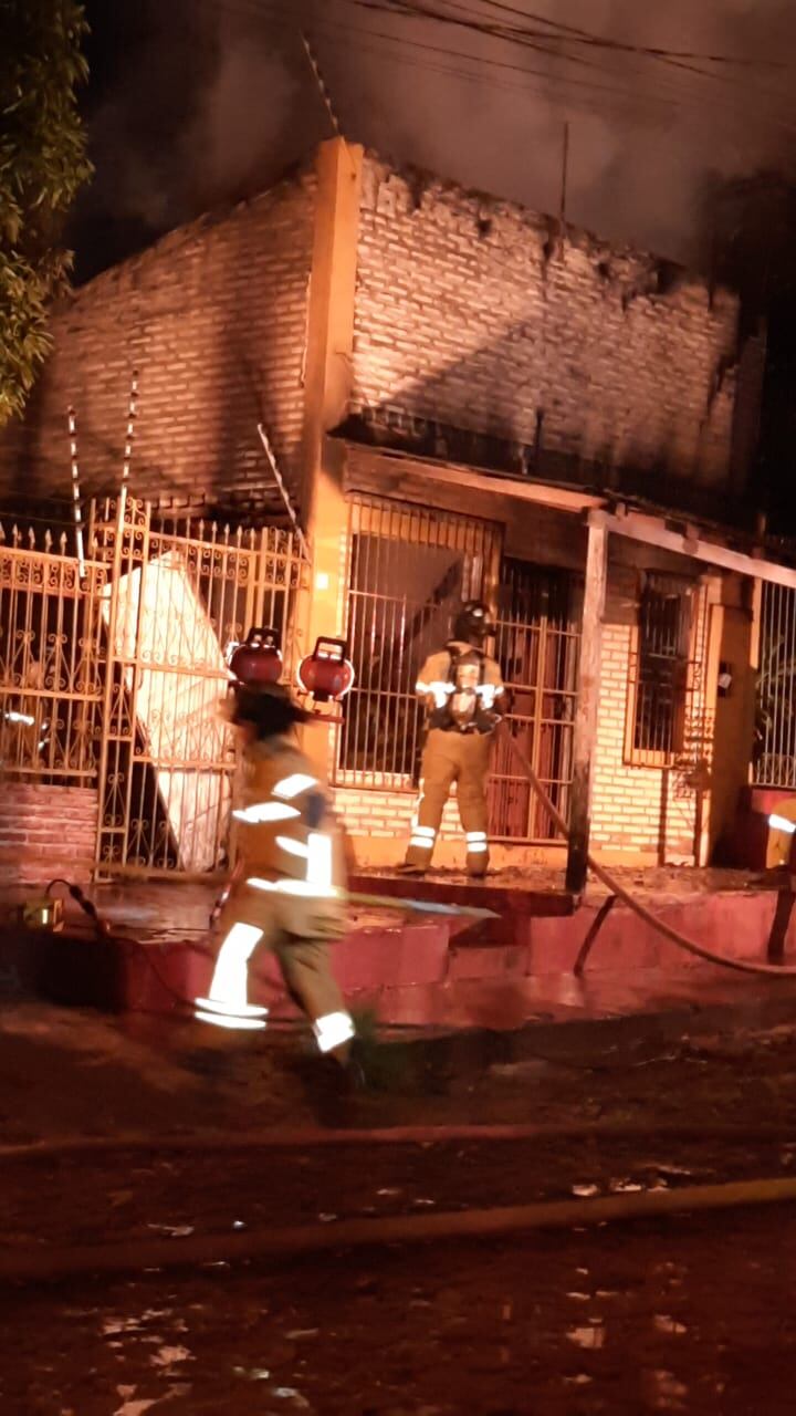 Un taller de costura fue destruido esta madrugada por el fuego que se habría originado por el cable de conexión eléctrica, según bomberos intervinientes del CBV de Ciudad del Este. Fue en el barrio Virgen de Fátima. Gentileza.