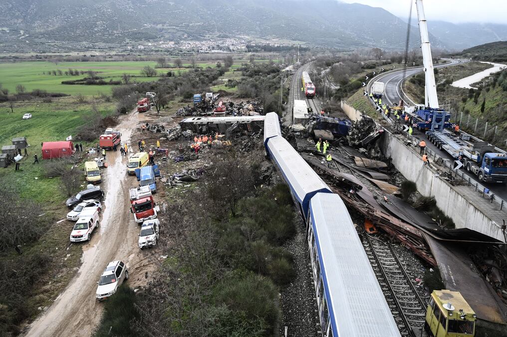 El primer ministro de Grecia, Kyriakos Mitsotakis, pidió este domingo perdón a los familiares de las víctimas de la catástrofe ferroviaria del martes, que dejó 57 muertos y levantó una ola de indignación en el país. Foto: AFP.