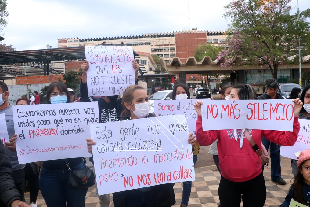 Los familiares y amigos del paciente Ramón Samudio, a quien le habrían amputado una pierna de forma equivocada, exigen que se haga justicia y el caso no quede en la nada. Foto: Cristóbal Núñez.