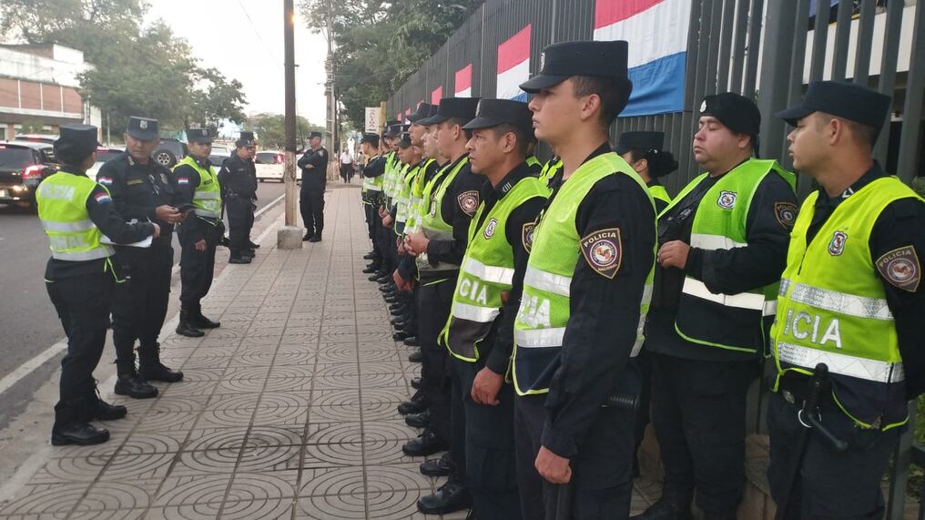 La Policía Nacional reforzó la seguridad en las inmediaciones del Tribunal Superior de Justicia Electoral (TSJE). Foto: Gentileza