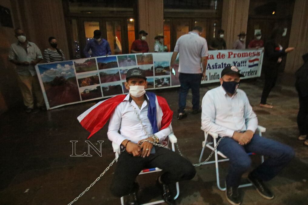 El intendente de Mbaracayú, Edir Lermen y los concejales apostados frente al Ministerio de Hacienda desde esta semana, exigiendo obras viales. Foto: Pánfilo Leguizamón