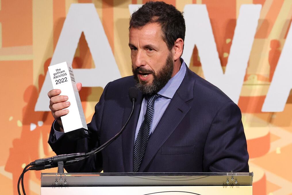 El actor Adam Sandler recibió un premio a su trayectoria y sorprendió con un hilarante discurso escrito por sus hijas. Foto: AFP.