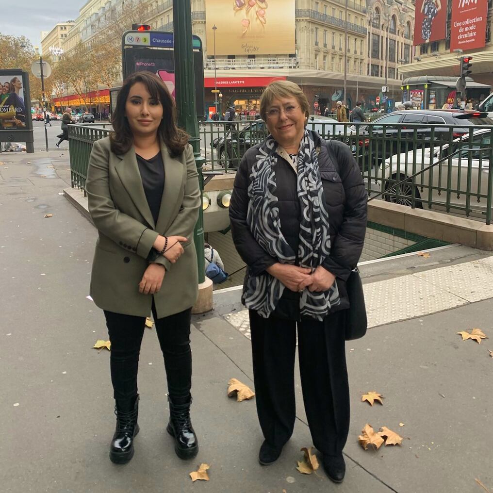 La reunión con Michelle Bachelet se produjo en París, en una fecha no precisada en el tuit, “a petición” de la princesa. Foto: Twitter.