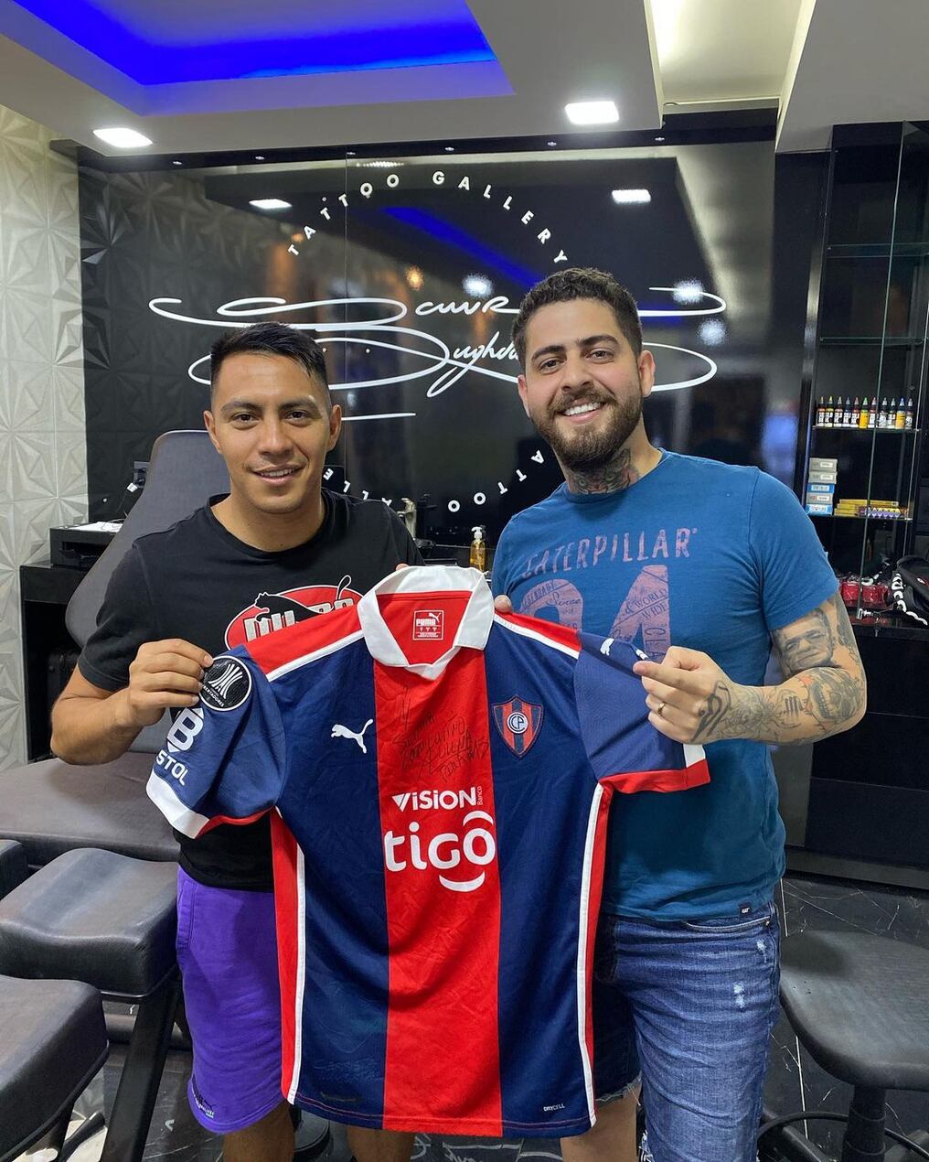 El artista esteño con el jugador de Cerro Porteño, Ángel “Pika” Lucena, quien hace unos días se hizo un tatuaje. Foto: Gentileza,