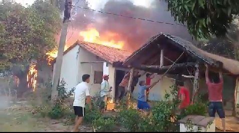 Los desesperados vecinos hicieron todo lo posible para evitar que el fuego consuma la totalidad de la vivienda. Captura de pantalla.