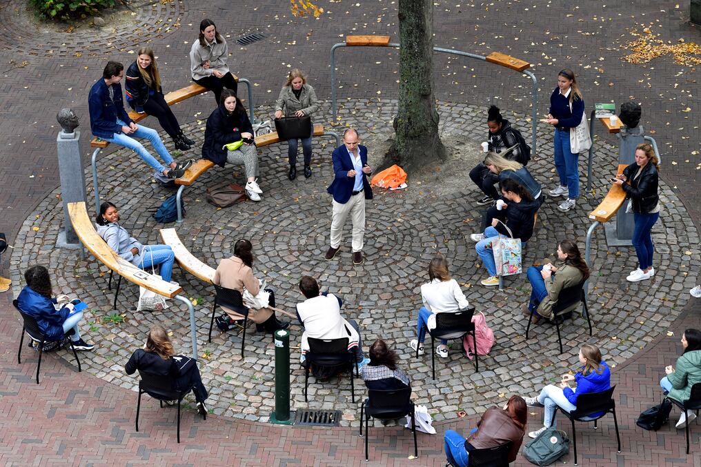 Dutch Professor Edward Nieuwenhuis of Roosevelt College University gives an introduction live science to 25 students outside, on a square in the historic center of Middelburg, next to the university on September 8, 2020, because of preventive measures taken against the Covid-19 coronavirus. (Photo by JOHN THYS / AFP)
