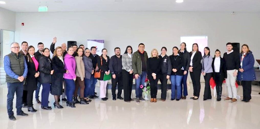 Funcionarios de la Senatur hicieron entrega del Plan Estratégico de Desarrollo Turístico para Caazapá. Foto: Gentileza.