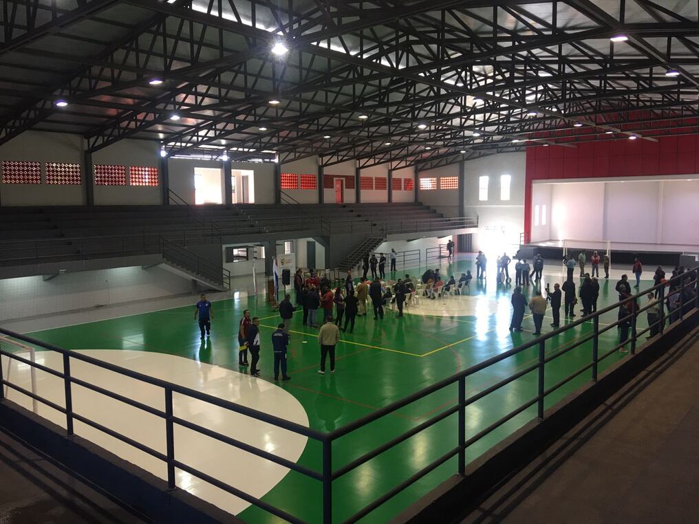 Como un espacio para el fortalecimiento del deporte y la cultura, fue calificado ayer por el gobernador Roberto González Vaesken, el polideportivo construido en el predio de la gobernación de Alto Paraná. Foto: Gustavo Galeano.