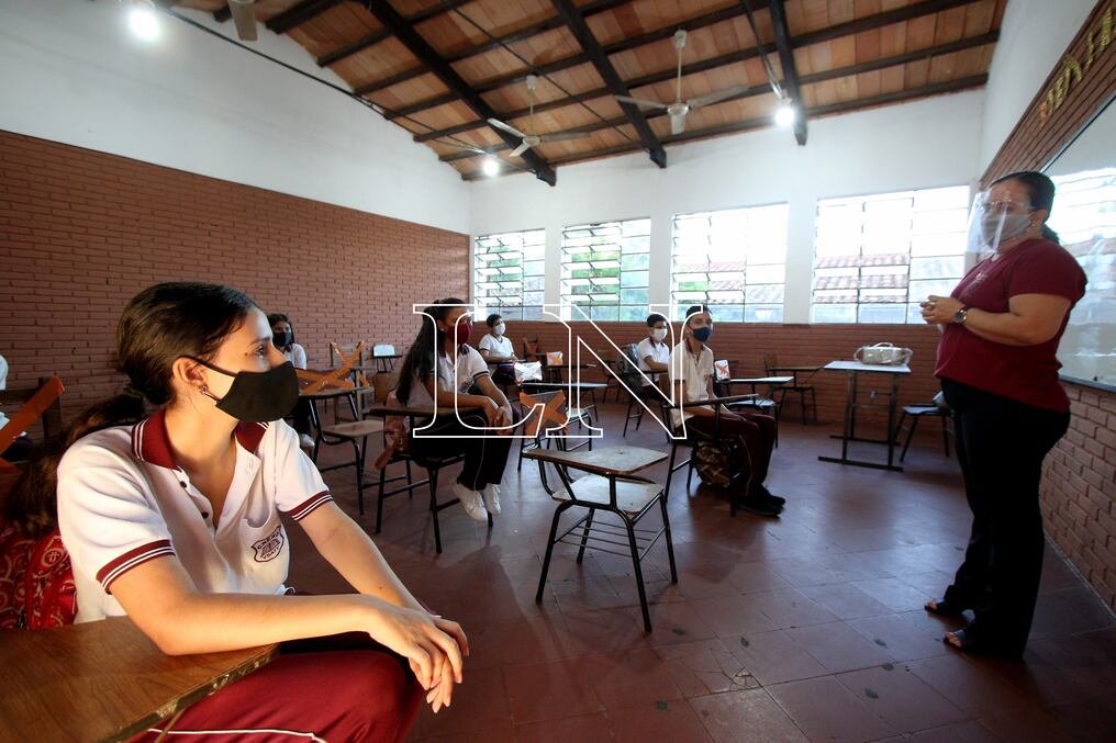 Los alumnos volvieron a clases el pasado 2 de marzo en un escenario bastante crítico, en el que se reportan más de 2.000 casos diarios. Foto: Christian Meza.