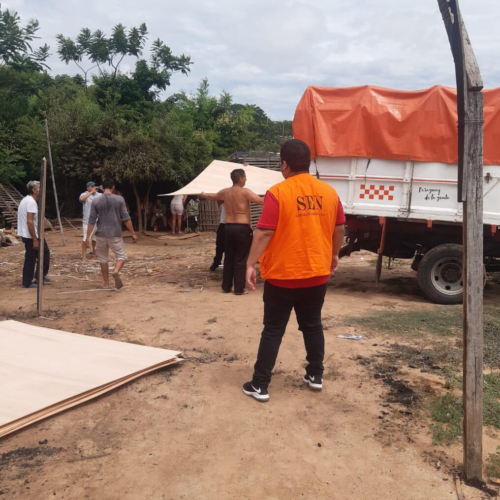 Según informaron desde la SEN, el domingo por la mañana asistieron a las familias afectadas por un incendio en el refugio RC4. Foto: Gentileza.