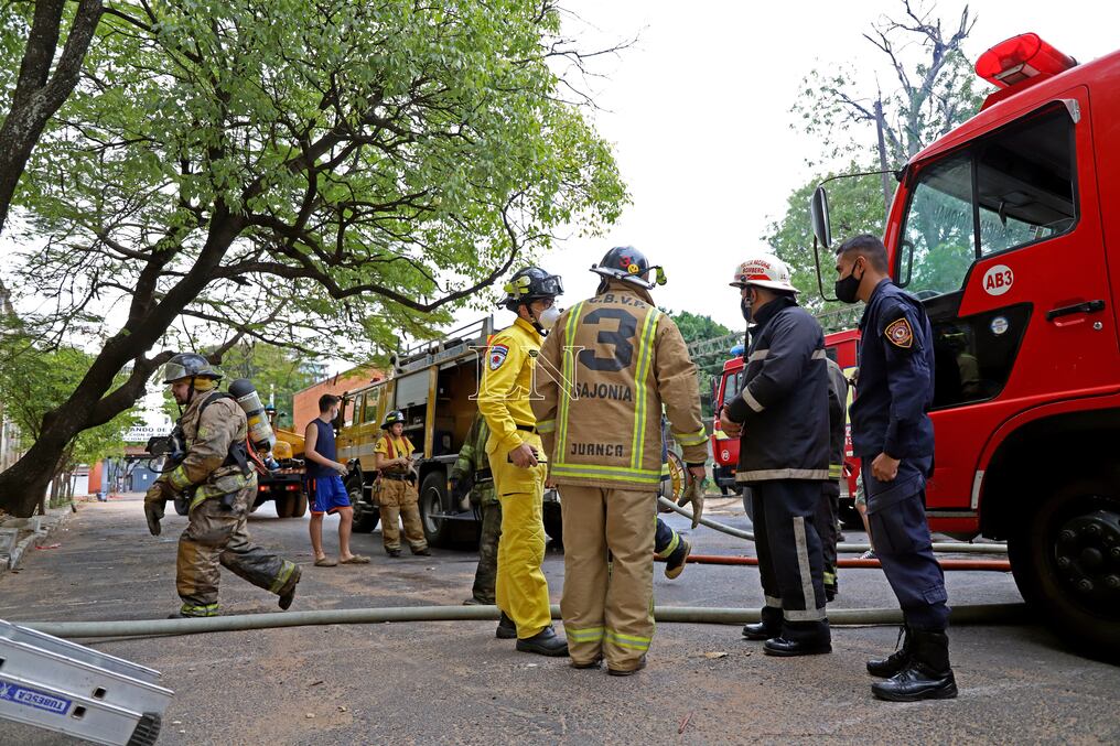 Personal de la Tercera Compañía de Bomberos Voluntarios de Sajonia realiza tareas de enfriamiento en el sitio. Foto: Jorge Jara. 