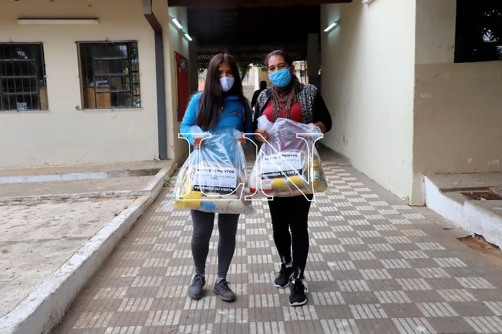 Familias reciben un kit cada 10 días por cada hijo que almorzaba en la escuela. Foto: Alberto Jara.