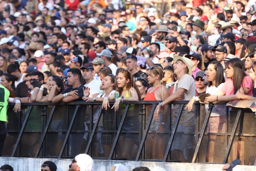 Público en el Anfiteatro "José Asunción Flores" de la ciudad de San Bernardino. Foto: Jorge Jara.