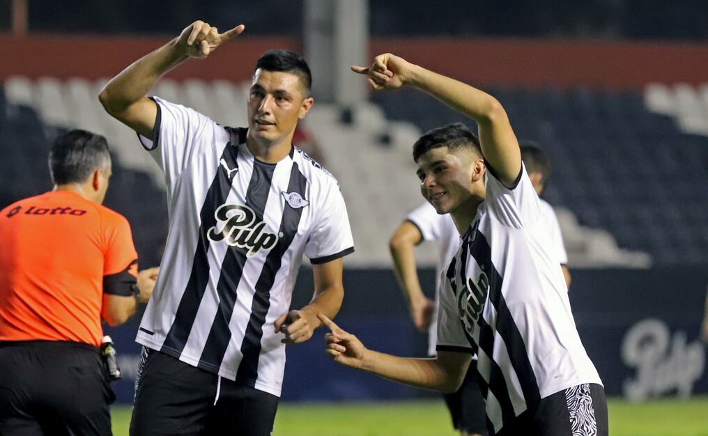 La experiencia de “Tacuara” Cardozo y la presencia del juvenil Enciso, una imagen del presente y futuro
del Gumarelo. (foto: JORGE ROMERO)