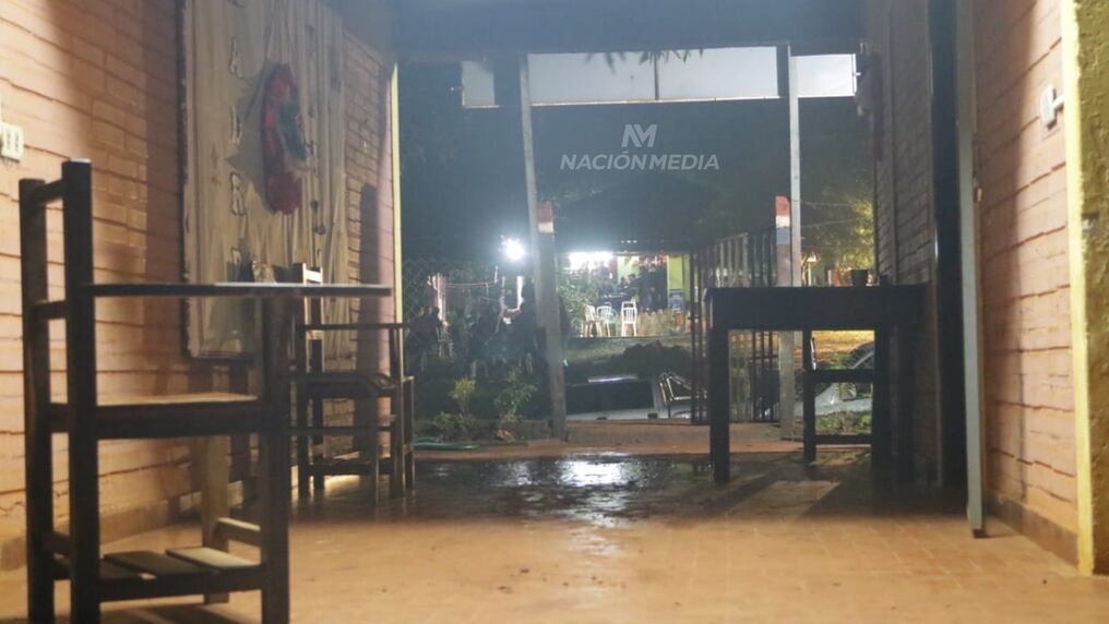 Por la noche de este martes fue velada la víctima en su casa, ubicada, justamente, frente al colegio donde se desempeñaba como directora y docente. Foto: Eduardo Velázquez/Nación Media