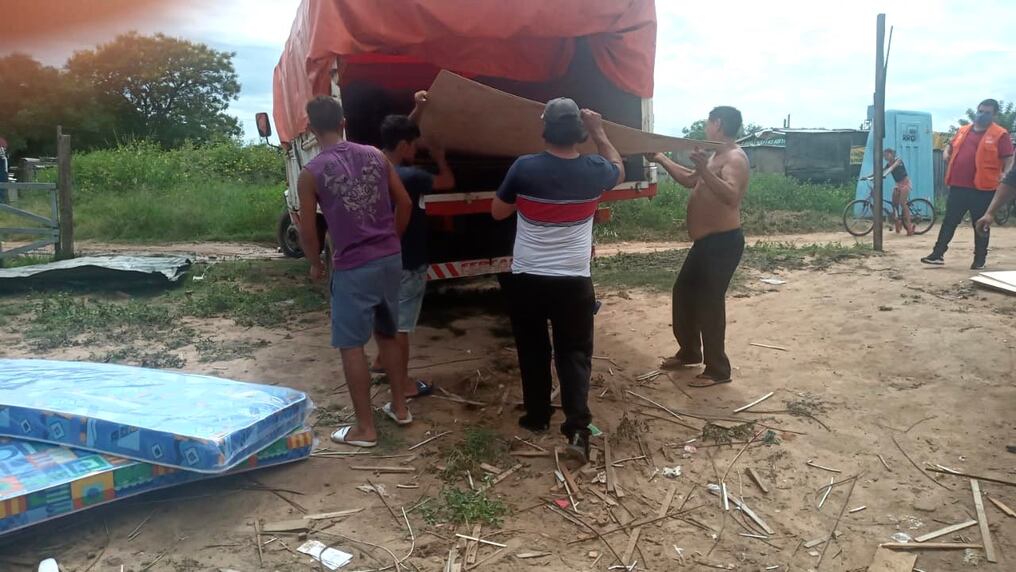 Asistieron con chapas, terciadas, puntales, colchones y frazadas a las 3 familias que resultaron víctimas del incendio. Foto: Gentileza.