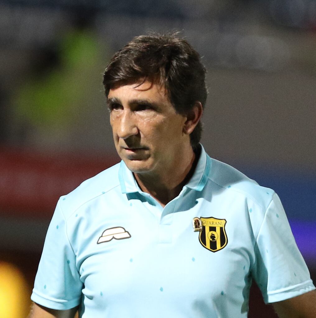 El entrenador de Guaraní, Gustavo Costas.