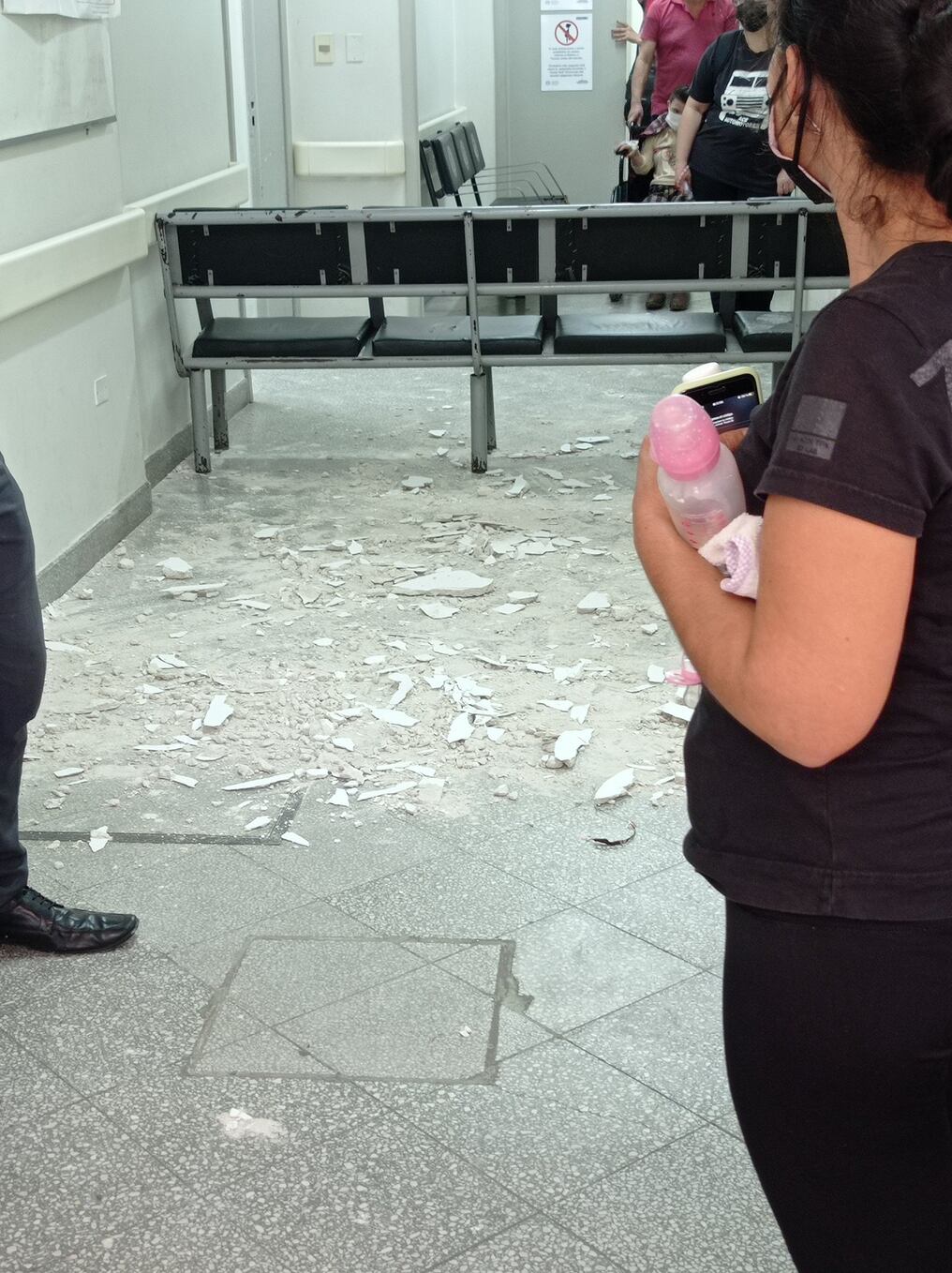 El susto fue grande entre los asegurados que esperaban para consultar en la concurrida clínica ubicada en Asunción. Foto: Gentileza
