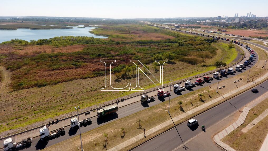 Anunciaron que más camioneros estarán llegando esta tarde a la capital del país. Foto: Pánfilo Leguizamón.