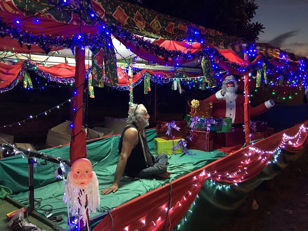 El carro de Papá Noel fue completamente decorado por el Rapái y su familia. Foto: Rocío Gómez.