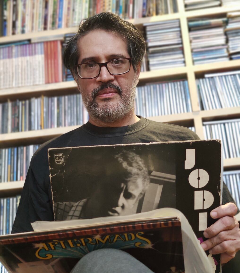 Sergio Ferreira presenta una historia inédita de la escena rockera local en su libro de casi 400 páginas que conforman "Tengo un tema", un inédito libro. Foto: Gentileza/Carla Da Costa.
