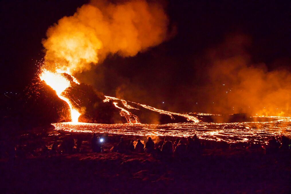 La erupción volcánica submarina en el Pacífico desató el sábado el pánico en las islas del reino de Tonga, con un tsunami que provocó olas de 1,20 metros en la capital Nuku’alofa y así como en Japón. Foto: AFP/Gentileza.