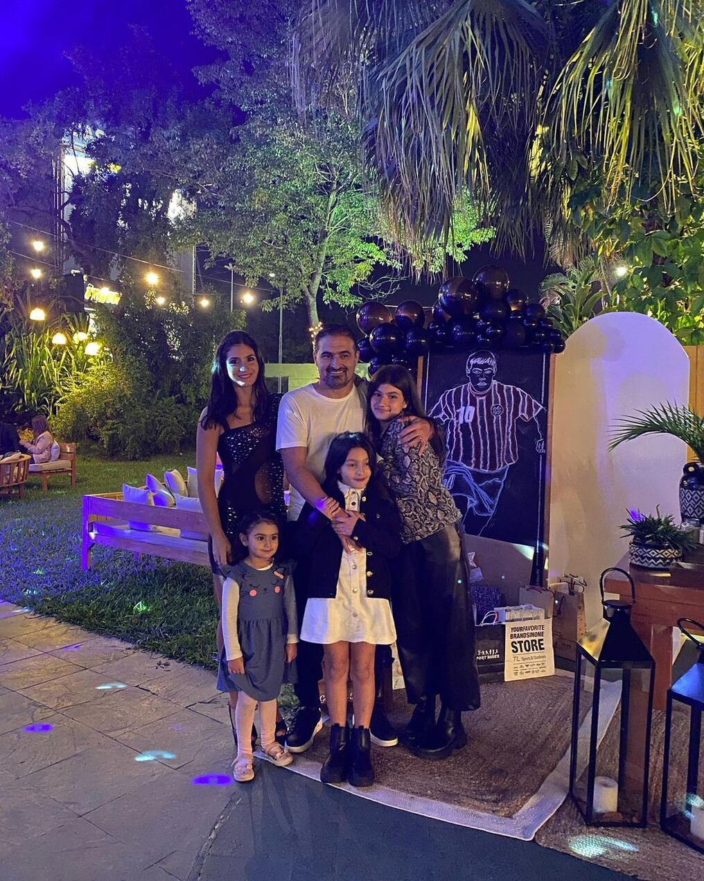 El exfutbolista de la selección paraguaya Roberto “Toro” Acuña cumplió 50 años de vida y lo celebró con un gran festejo. Aquí rodeado de su familia. Foto: Gentileza.