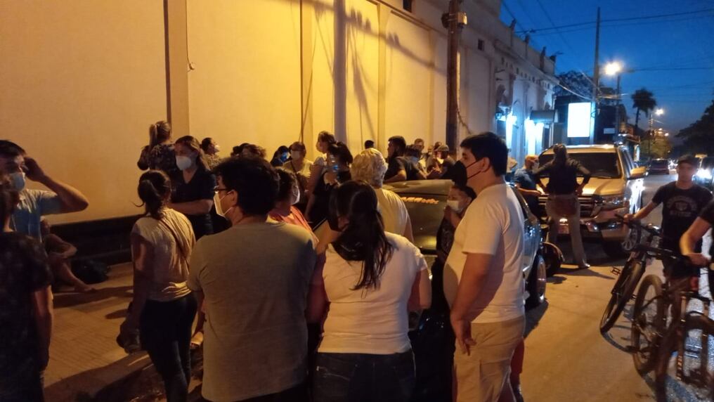 Adherentes del fallecido Óscar González Daher llegaron hasta el sanatorio para acompañar y brindar sus condolencias a la familia del exsenador. Foto: Universo 970.