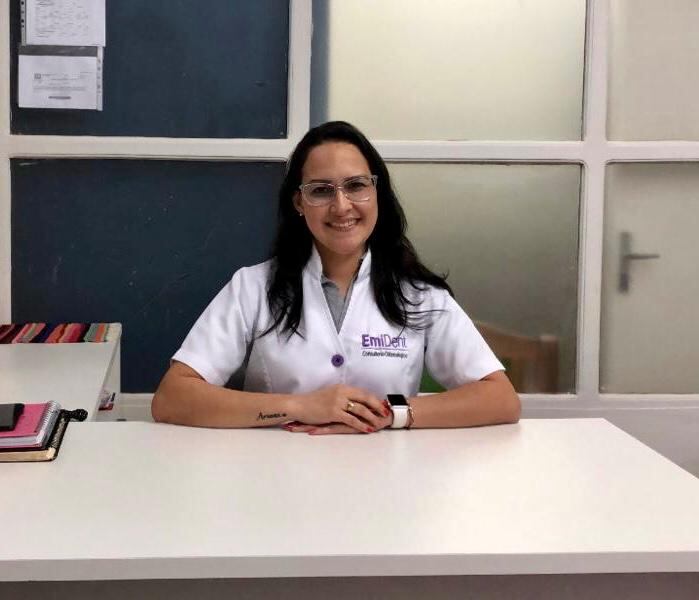 El sarro no solo tiene una repercusión estética, sino que también favorece la halitosis o mal aliento, refirió la odontóloga. Foto: Gentileza.