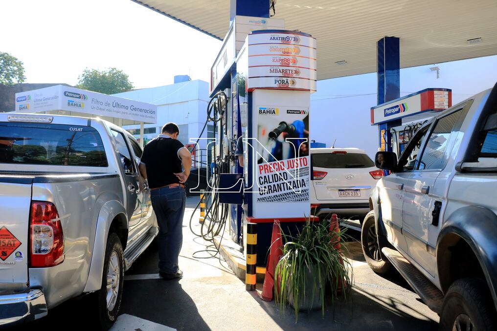 La propuesta es que las diferentes entidades estatales supriman el gasto de combustibles, de esta forma solo quedarían para salud y fuerzas públicas. Foto: Nadia Monges
