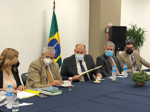 Las reuniones son intensas entre los senadores y el director de la Itaipú, en un intento de buscar una salida para los exobreros de la binacional. Foto: Archivo.
