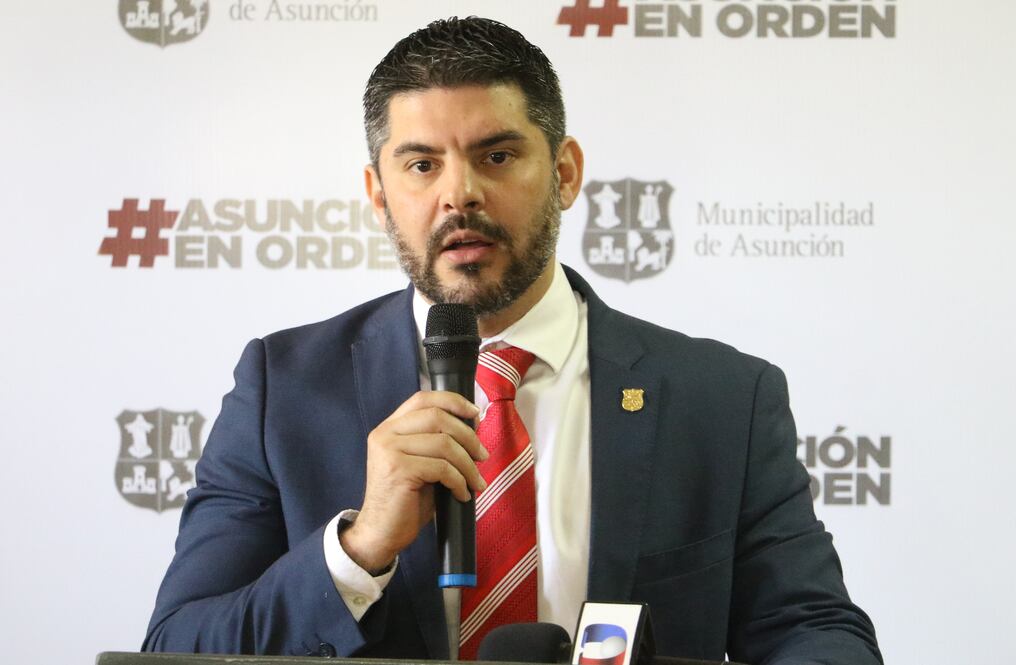 El intendente Oscar "Nenecho" Rodríguez aclaró que su administración firmó contratos de servicio de flete que involucra a una flota de 7 (siete) camiones y no a uno como pretenden instalar en algunos medios de prensa. Foto: Néstor Soto.