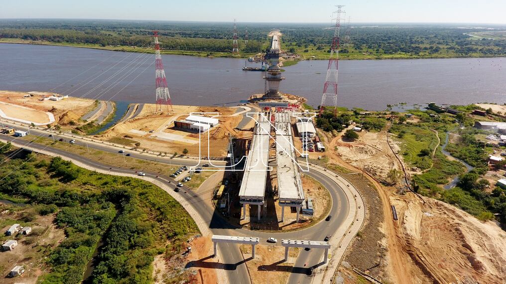Al llegar a esta etapa, el puente Héroes del Chaco ya deslumbra con su punto más alto, ubicado sobre el río Paraguay del lado de la Región Occidental. Foto: Christian Meza.