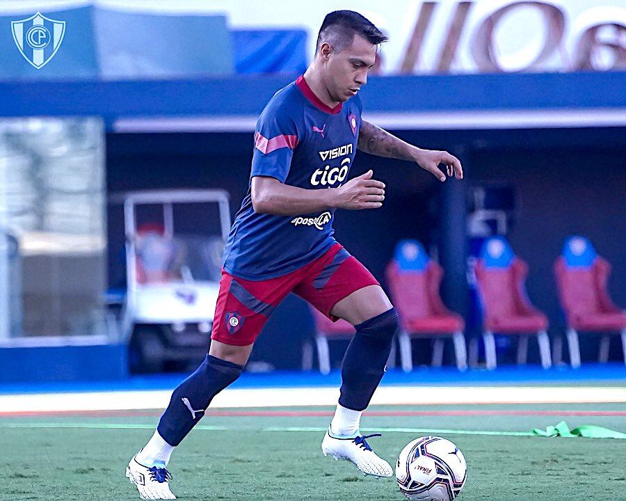 Ángel Cardozo Lucena, uno de los fijos en el equipo de Arce. Su aporte es vital en el medio sector.FOTO:@CLUB CERRO PORTEÑO