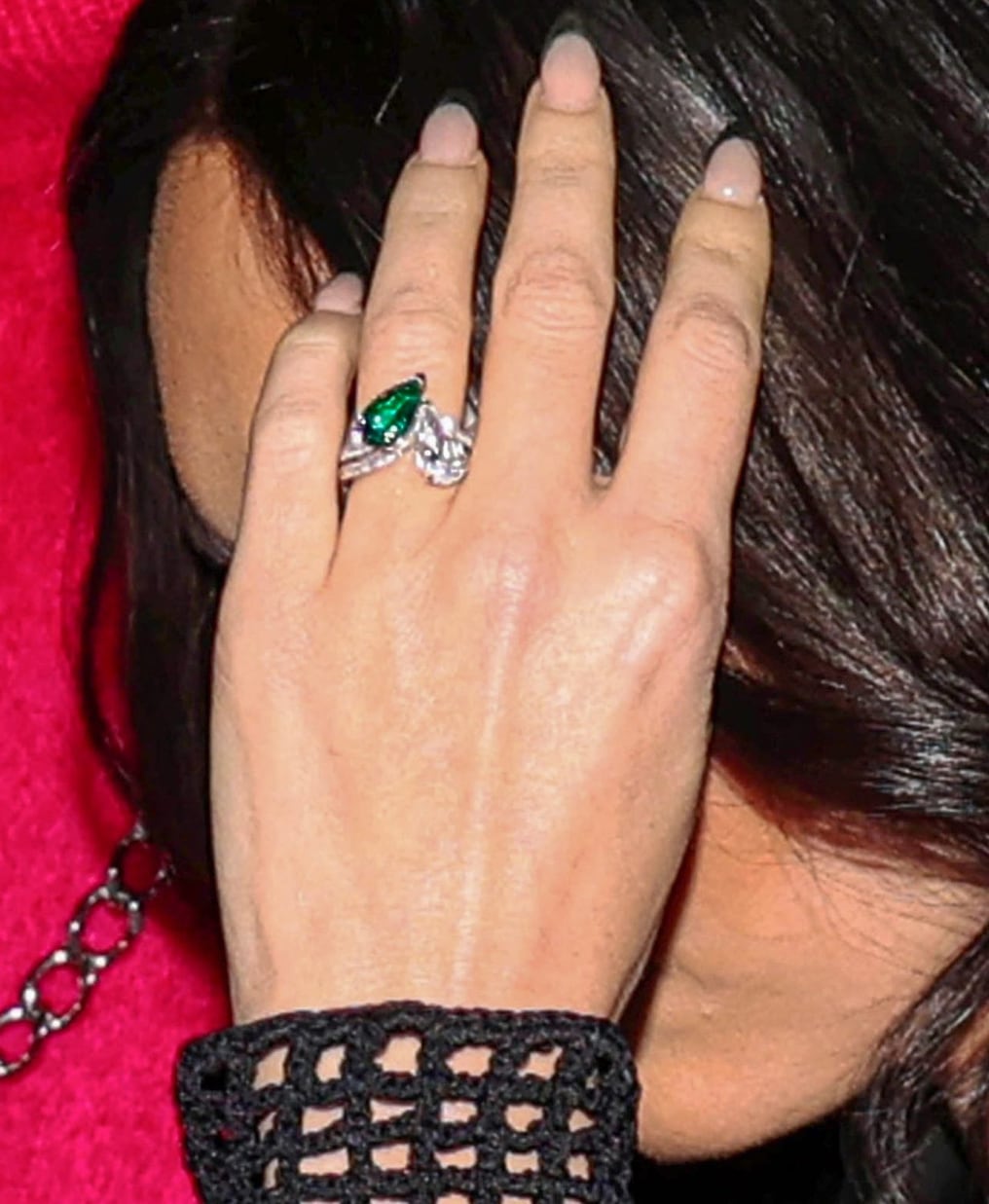 El concepto es que el anillo se puede separar para hacer dos anillos. Cuando están juntos, están unidos por un imán y luego forman un corazón oscuro. "Las bandas son espinas. Entonces, si se lo trata de quitar, duele. ¡El amor duele!", expresó el músico de 31 años. Foto: Internet
