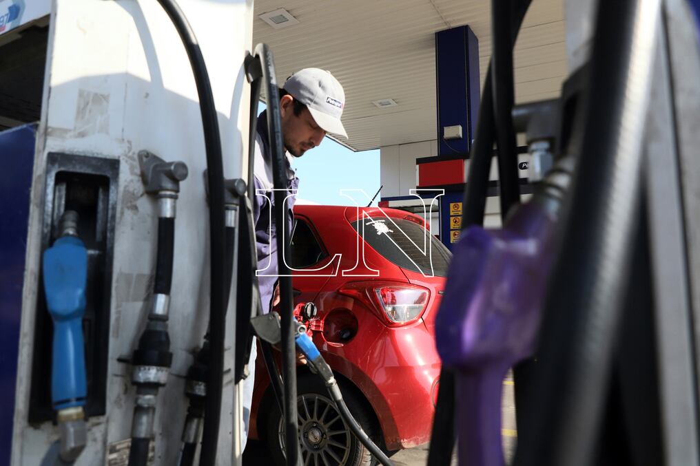 El proyecto aprobado por la Cámara de Senadores para estabilizar el precio de combustibles solo abarca a Petropar, por lo que emblemas privados decidieron reducir horario de atención desde hoy como medida de protesta. Foto: Roberto Zarza.